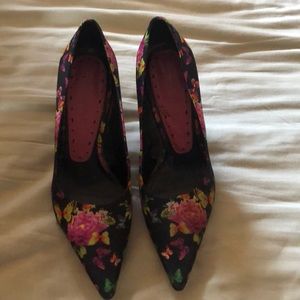 BCBG Black rose butterfly print pumps size 6